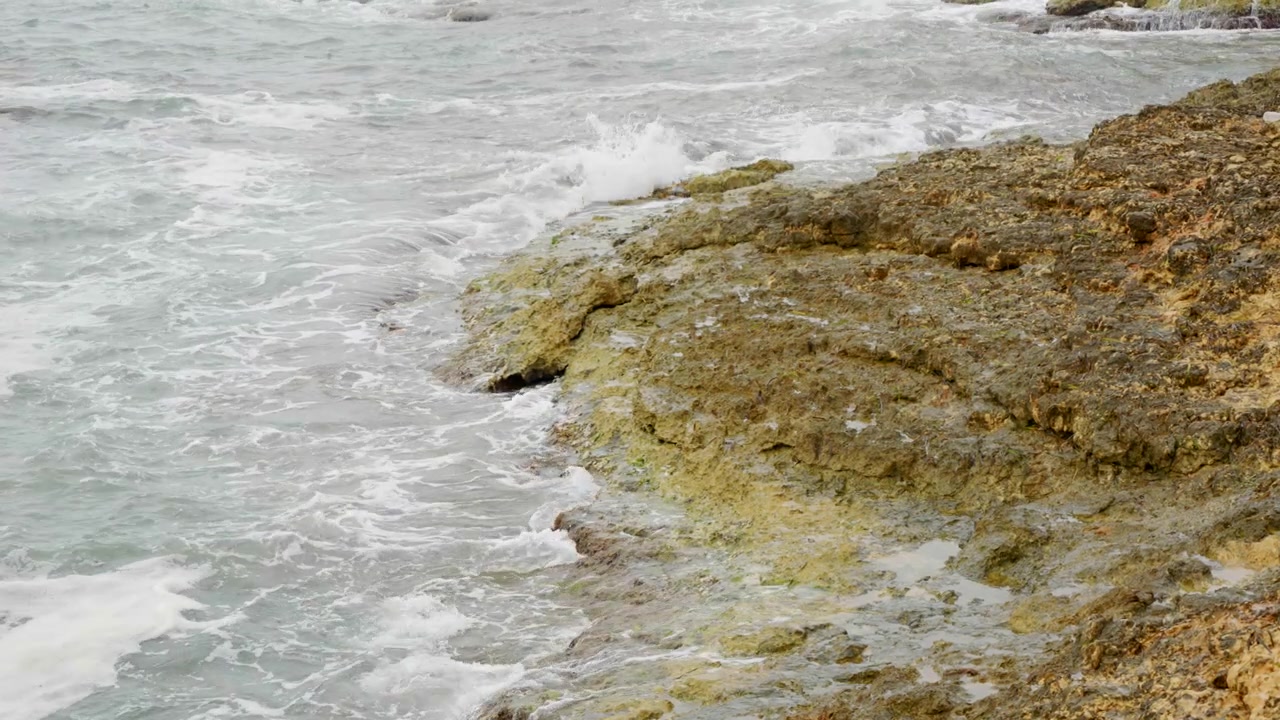 Potenti onde oceaniche che si infrangono su aspre rocce costiere