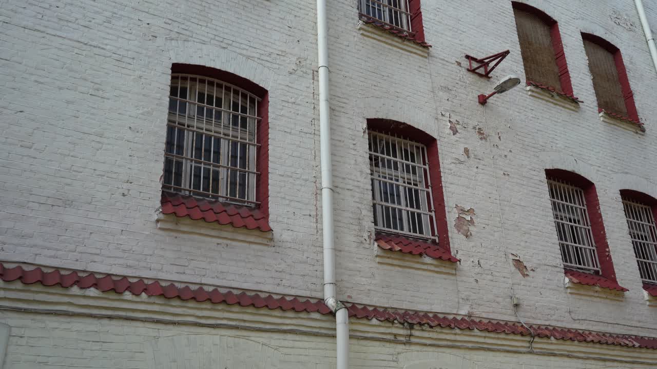 울타리 위에 철조망 코일