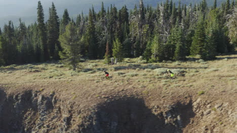 Ciclismo-Todoterreno-Aventurero-En-El-Campamento-De-Fin-De-Semana-En-El-Monte-Rainier-Washington