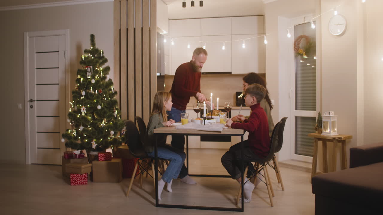 familia sentada en la mesa de la cena de navidad