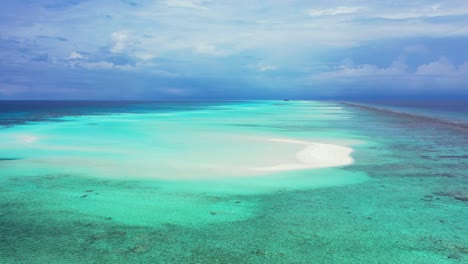 Maldives-coral-reef-and-sandbars-in-the-shallow-turquoise-water