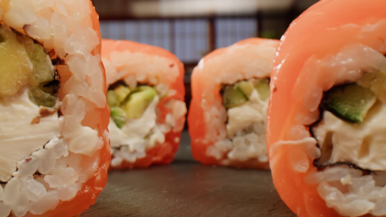 Rollos de sushi de salmón