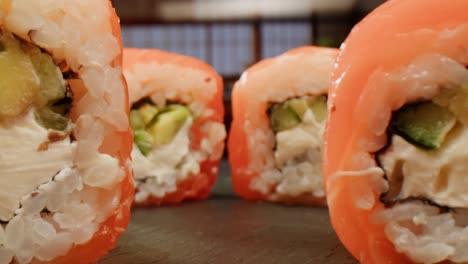 rollos de sushi de salmón