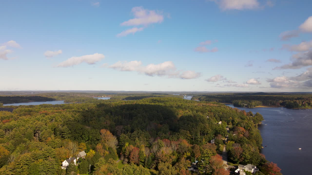 imágenes de drones en ascenso del extremo norte de la ciudad de bath, mostrando los colores de otoño en los árboles y el río kennebec