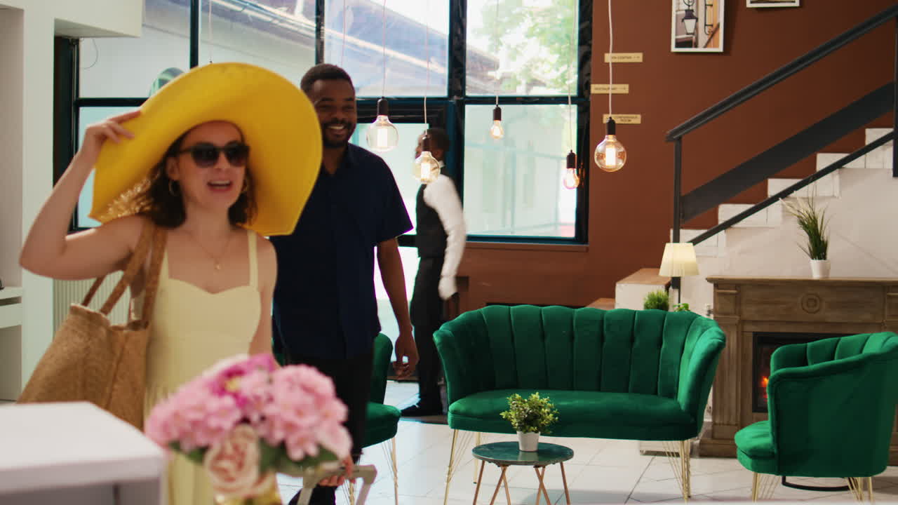 recepcionista recibiendo a los turistas en el vestíbulo