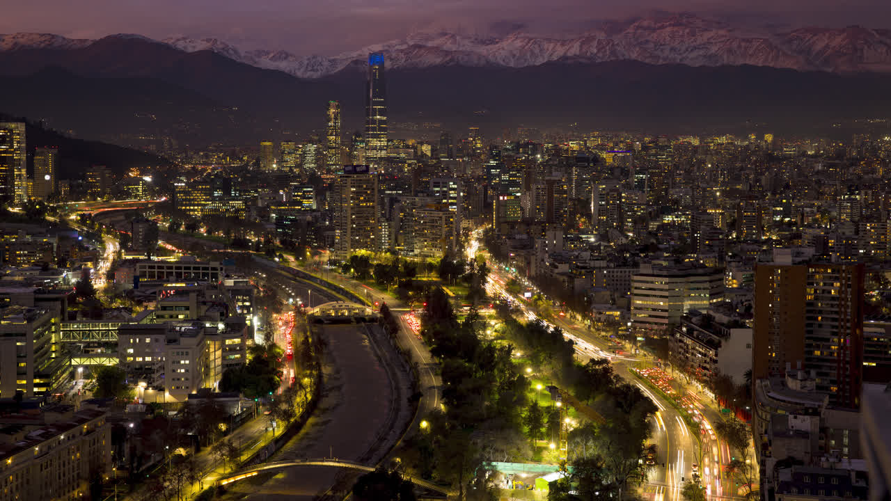 Santiago del Cile: time-lapse dello skyline al crepuscolo.