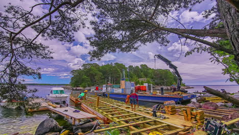 Zeitraffer-Von-Arbeitern,-Die-Unter-Sich-Bewegender-Wolkenlandschaft-Einen-Holzsteg-Am-Flussufer-Bauen