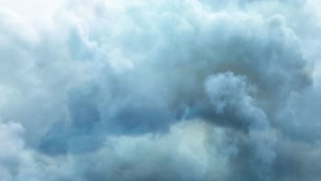 nubes blancas flotando en el cielo azul