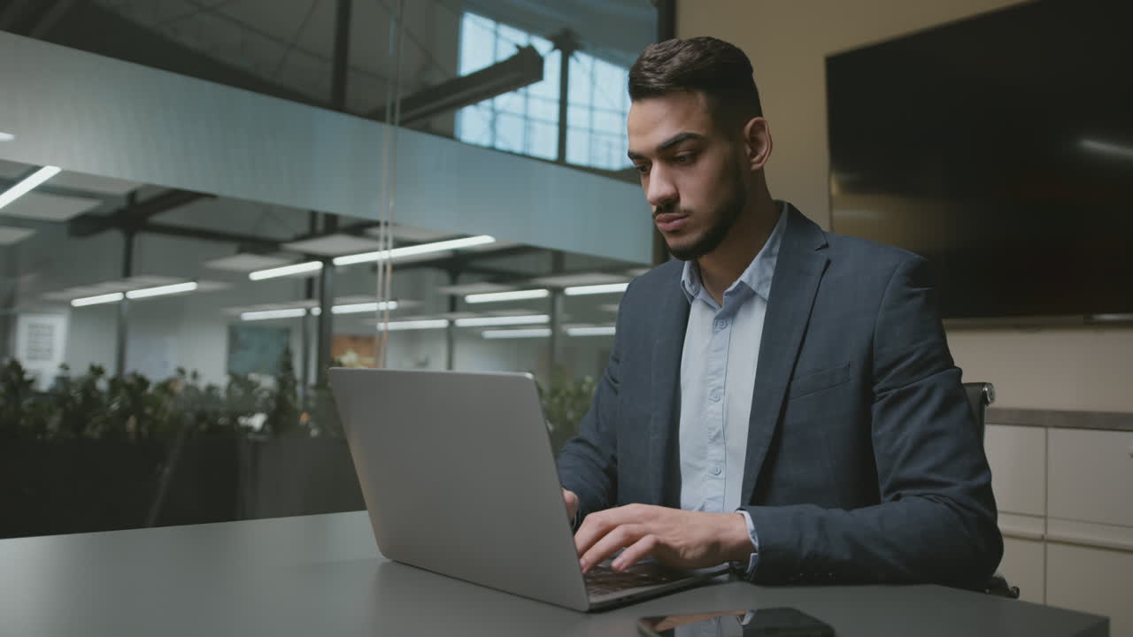 hombre de negocios trabajando en una computadora portátil en una oficina moderna