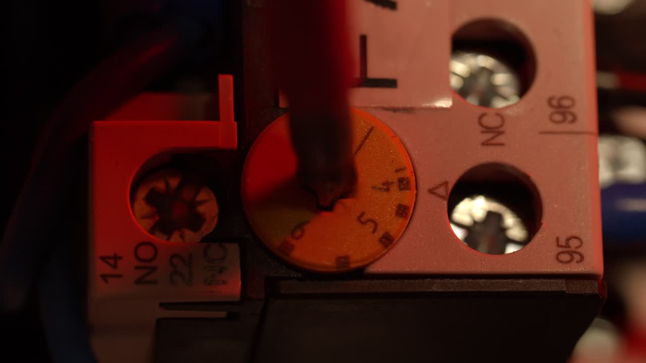 전원 소켓 너트를 조이는 드라이버