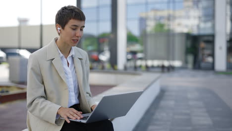 mujer trabajando al aire libre en una computadora portátil