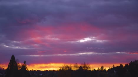 Vista-En-Primera-Persona-De-Alguien-Mirando-El-Cielo-Del-Atardecer