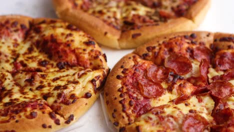 primer plano de pizza de pepperoni con enfoque selectivo