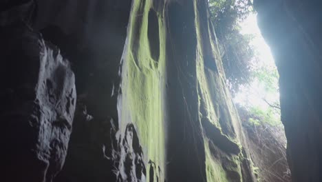 un disparo tomado desde arriba hasta el pie de un valle de cueva rocosa