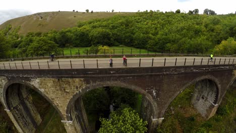 Vista-Aérea-Ascendente-Del-Viaducto-De-Lápida,-Puente-En-El-Parque-Nacional-Del-Distrito-Pico-De-Derbyshire,-Bakewell,-Comúnmente-Utilizado-Por-Ciclistas,-Excursionistas-Y-Popular-Entre-Turistas-Y-Turistas