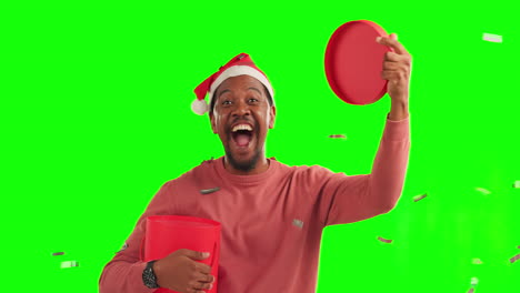 hombre feliz, regalo de navidad y confeti en verde