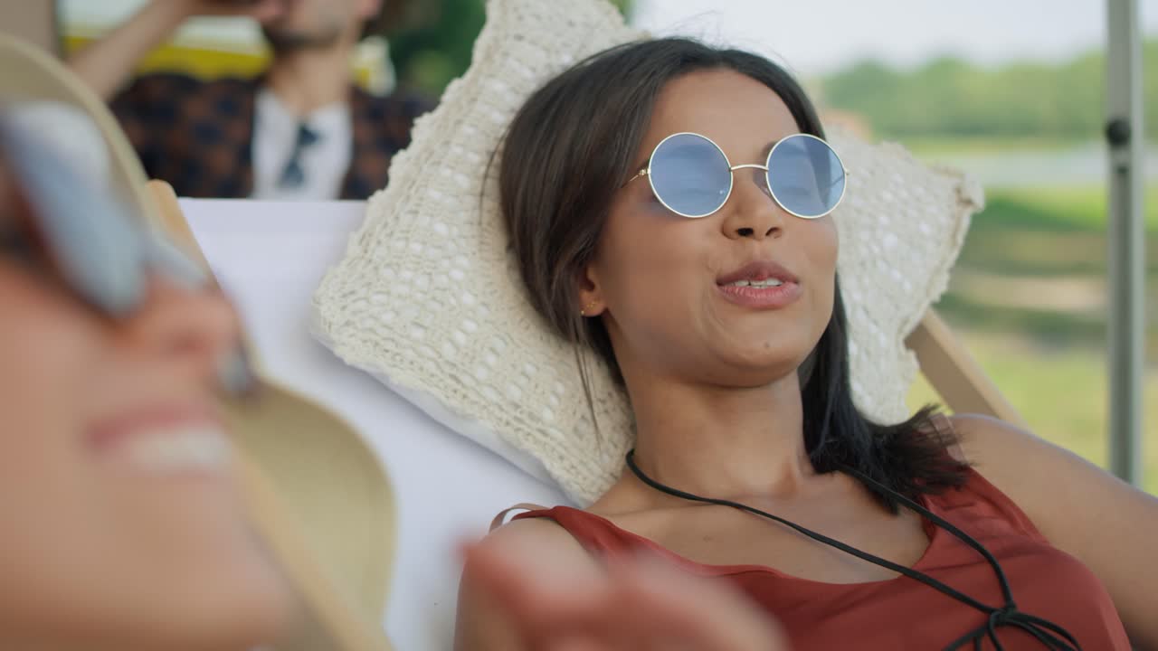 vídeo en primer plano de amigas riéndose en el campamento