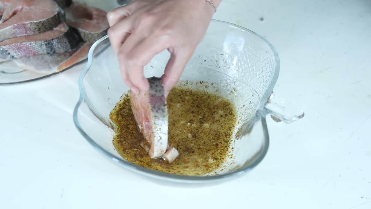 매운 소스 물고기