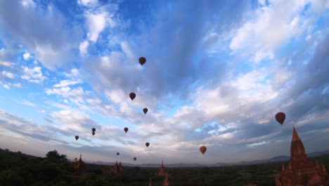 Bagan-Birma-Myanmar-Heißluftballons-Tempel---Pagoden-Schwenken-Weitwinkelaufnahme