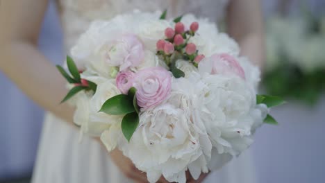 Halten-Ihren-Blumenstrauß-In-Der-Hand