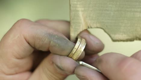 close-ups van een ambachtsman die sieraden maakt in een werkplaats