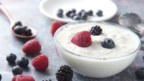 yoghurt parfait con bayas