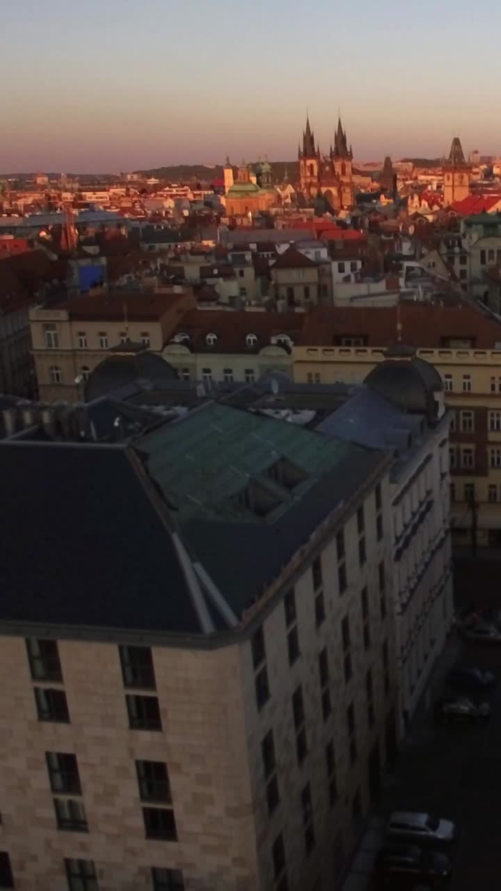 Veduta aerea del centro storico di Praga all'ora d'oro