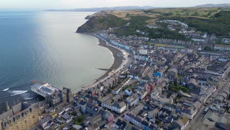 imágenes de drones en un día de verano en uk gales aberystwyth alrededor de la playa, el puerto, la costa, el acantilado y el frente de la ciudad-19