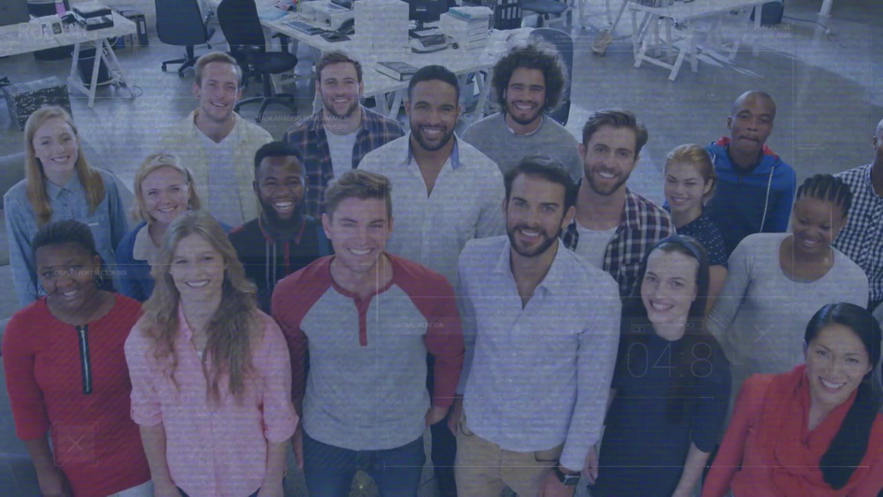 Gruppo eterogeneo di professionisti che sorridono in un ufficio moderno