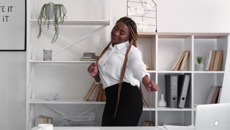 werk afmaken gelukkige vrouw papier verslag enthousiast