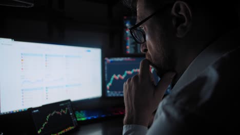 el comerciante masculino analiza el mercado de valores