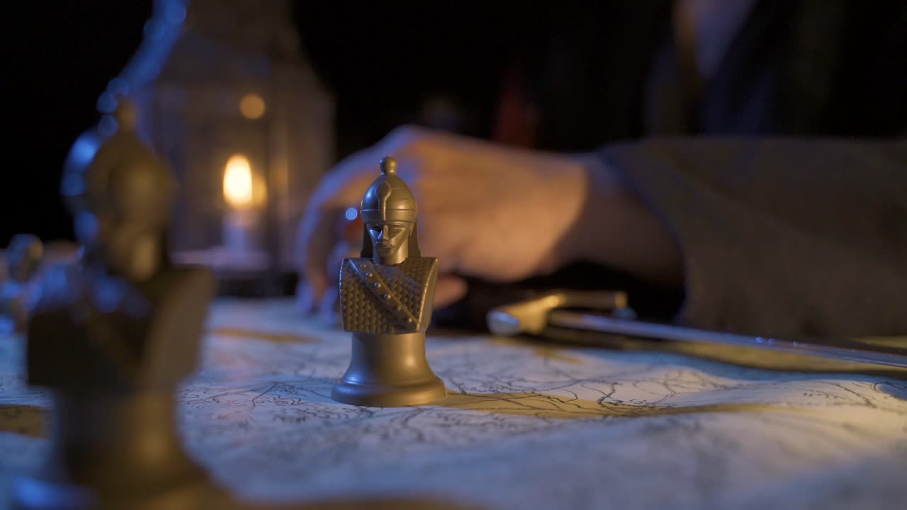 지도를 작업하는 사령관. 역사적인 다큐멘터리.