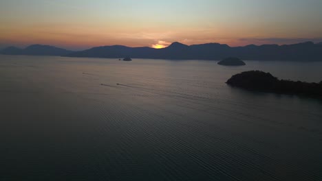 Amanecer-Tranquilo-Con-Rayos-Radiantes-Que-Se-Reflejan-En-El-Mar-En-Calma,-Creando-Una-Pintoresca-Silueta-De-Islas-Contra-El-Cielo-De-La-Mañana.