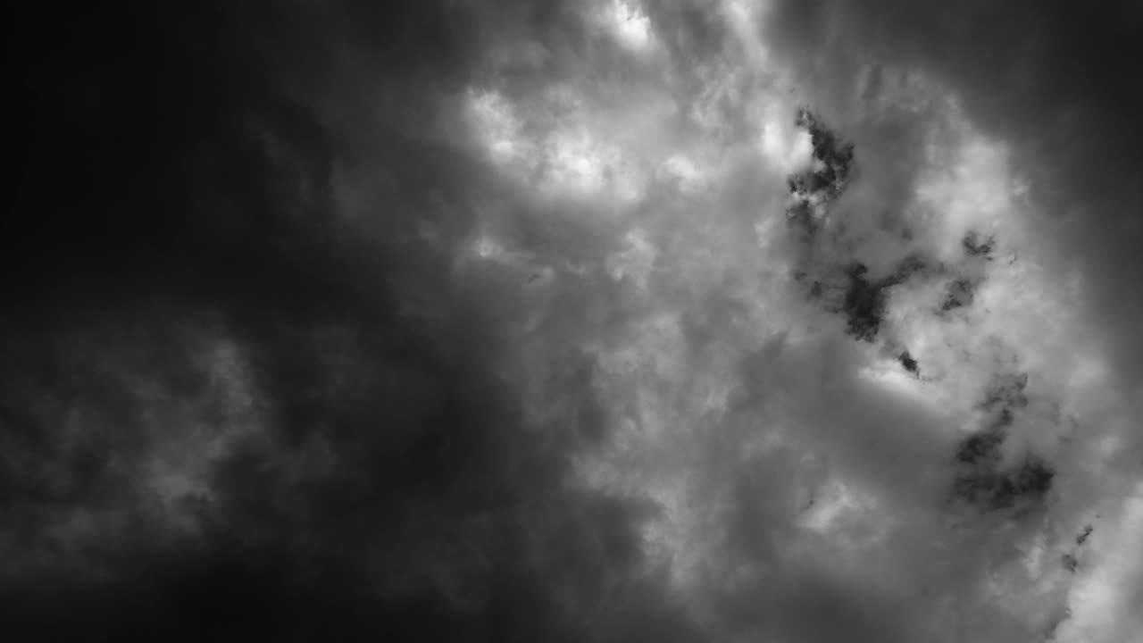 capas de alto contraste de ominosas nubes de humo que se mueven en diferentes direcciones