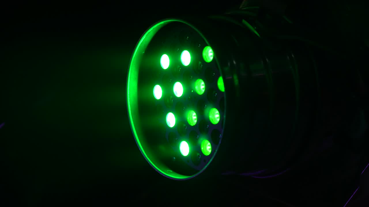 primer plano de las luces del escenario en un festival de música. imágenes. luz de concierto. luces de rayos y humo en el escenario.