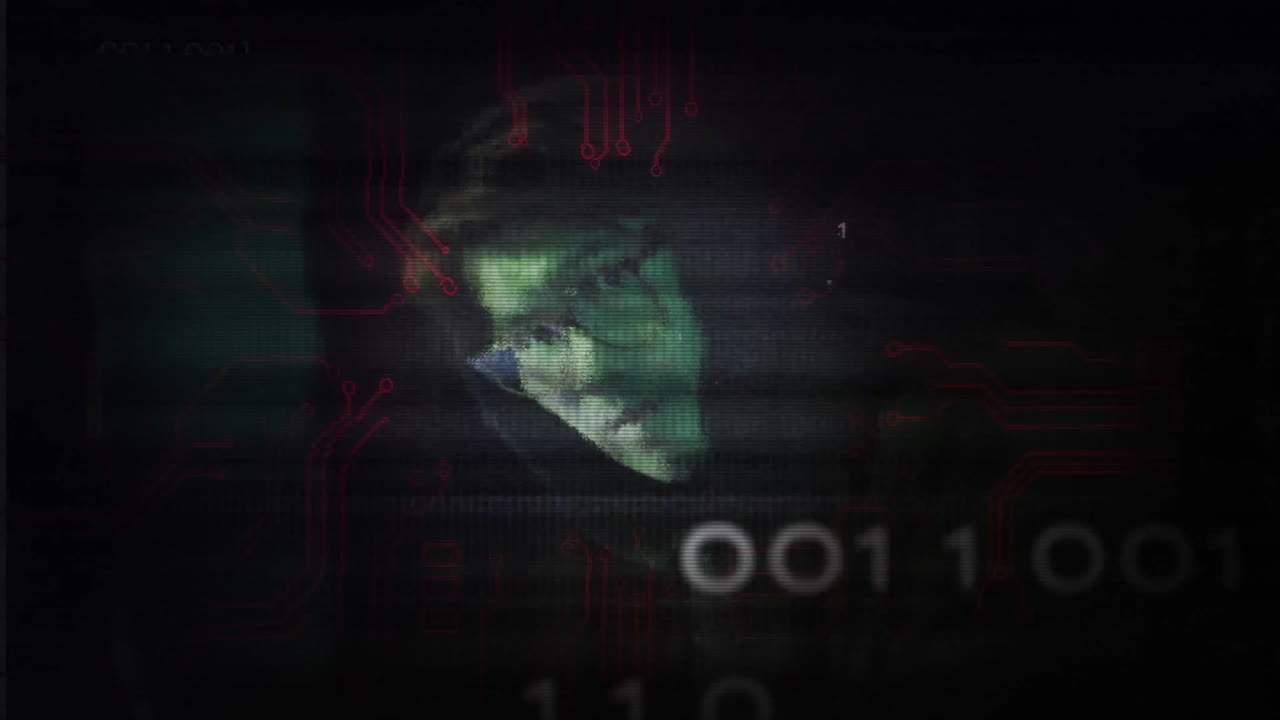 animación de codificación binaria y procesamiento de datos digitales sobre hacker masculino asiático