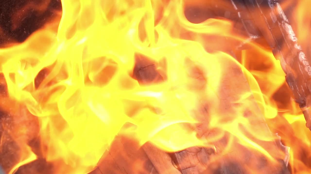 배경으로 나무 불에서 불을 닫습니다