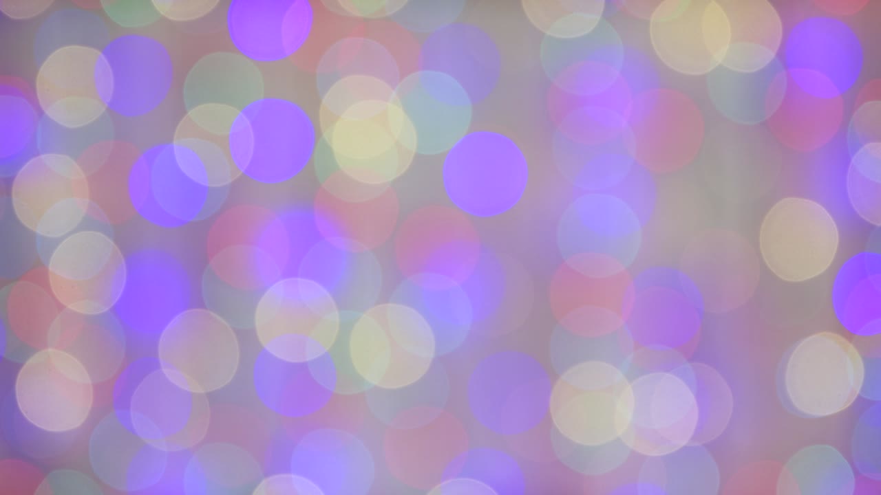 크리스마스 아름다운 다채로운 불빛이 초점 밖으로 밝게 불고 있습니다.