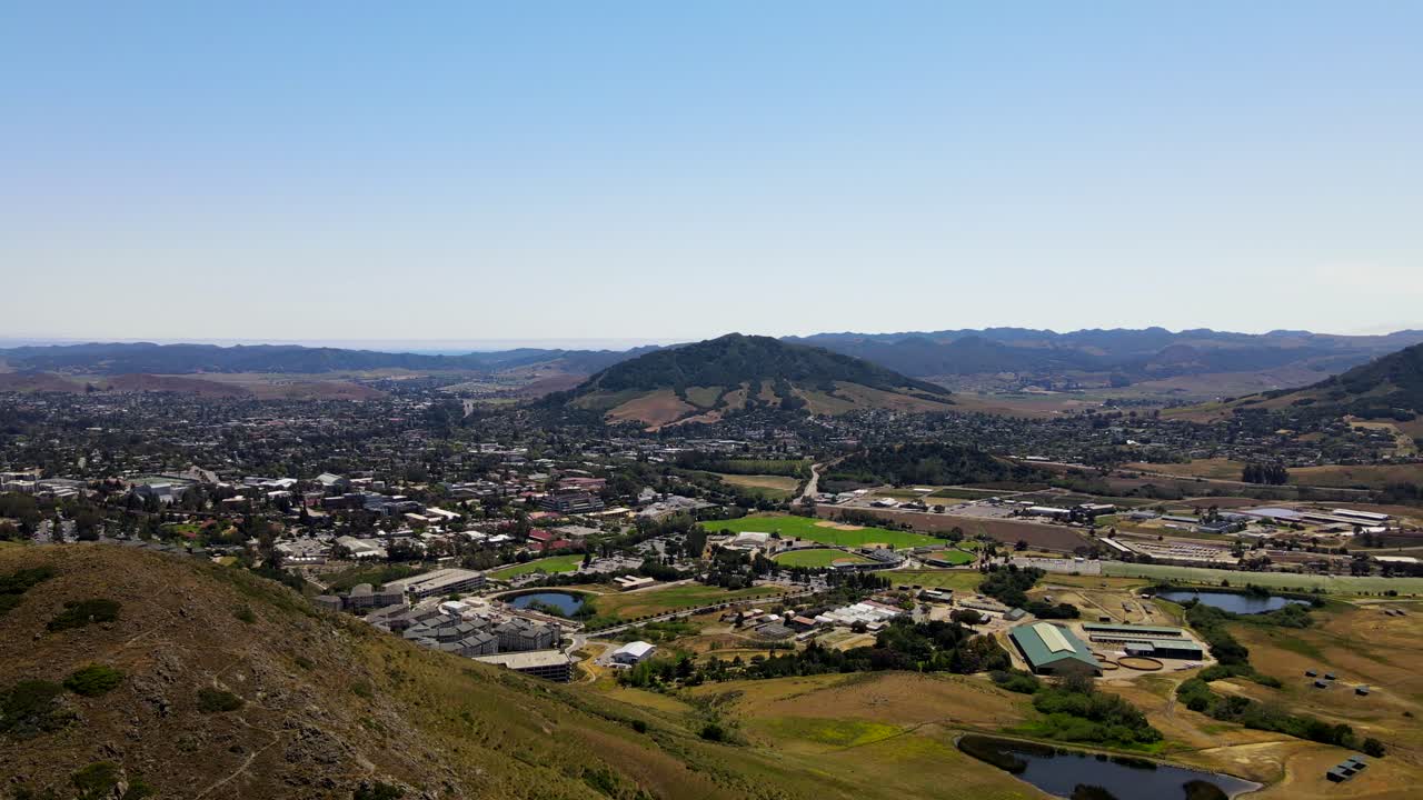 toma panorámica aérea de san luis obispo y el hermoso paisaje circundante