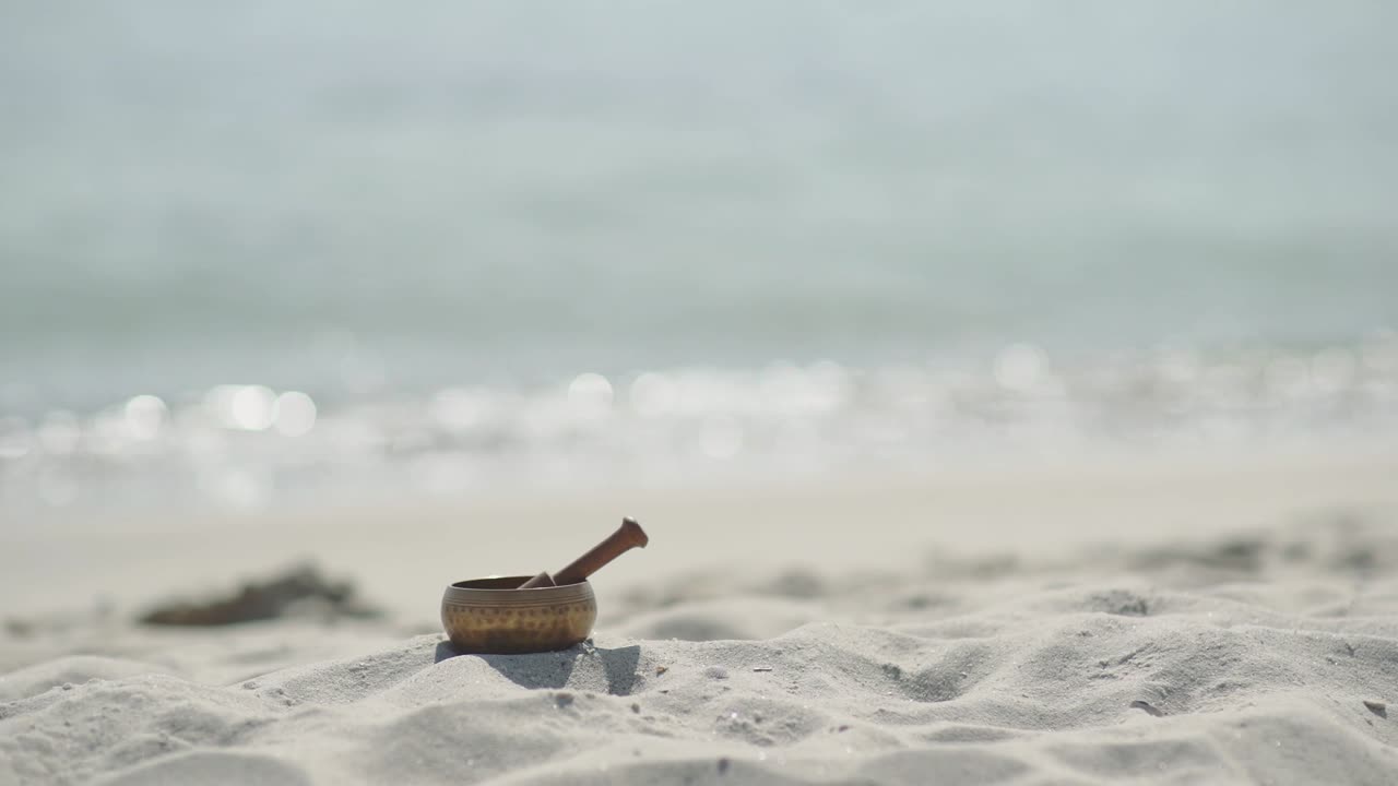 모래 바다 해변에서 명상을 위한 티베트 청동 노래 그