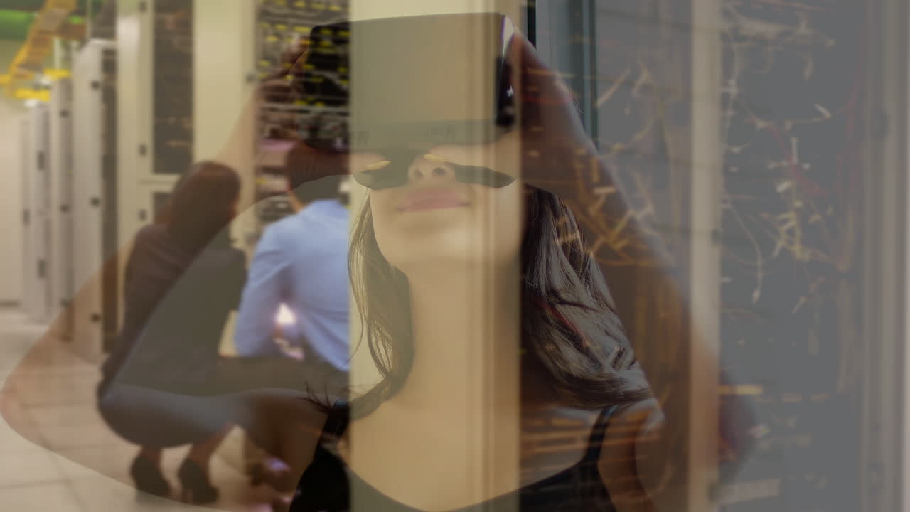 usando auriculares de realidad virtual, mujer sobre técnicos trabajando en la sala de servidores