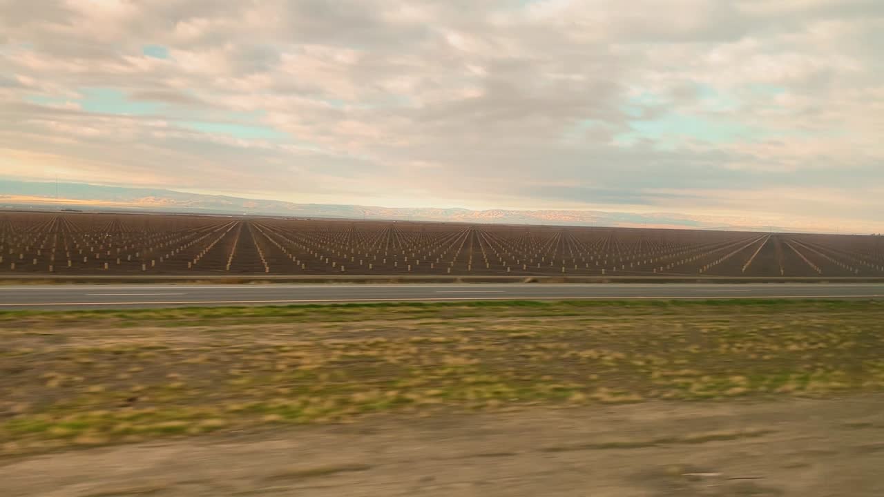 hermoso viaje por carretera a lo largo de una concurrida autopista de california