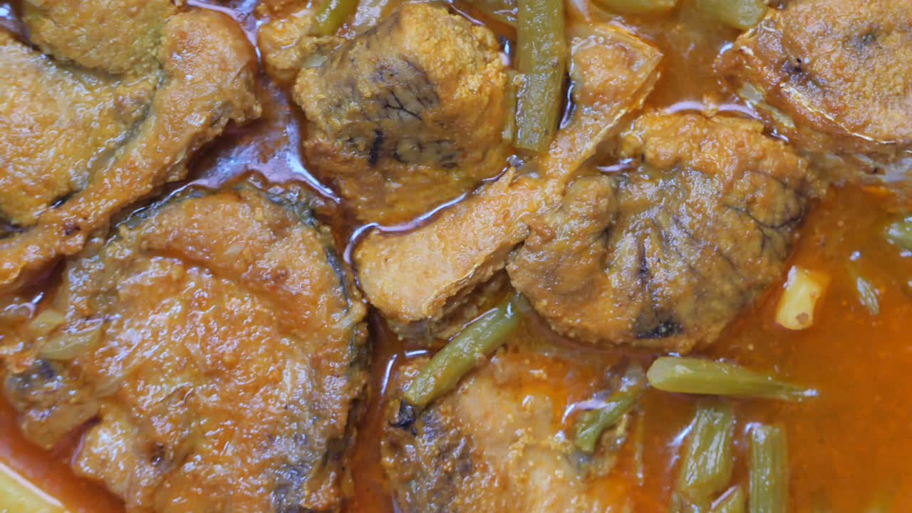 채소와 함께 생선 커리