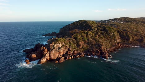 Rotierende-Drohnenaufnahme-Der-Insel-Bei-Agnes-Water-In-Der-Region-Gladstone,-Queensland,-Australien