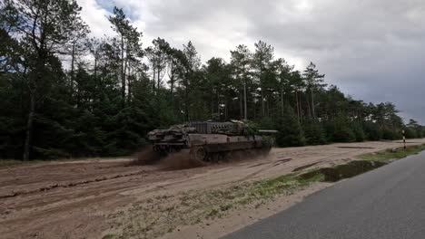 el tanque danés leopard 2a7 está en movimiento.