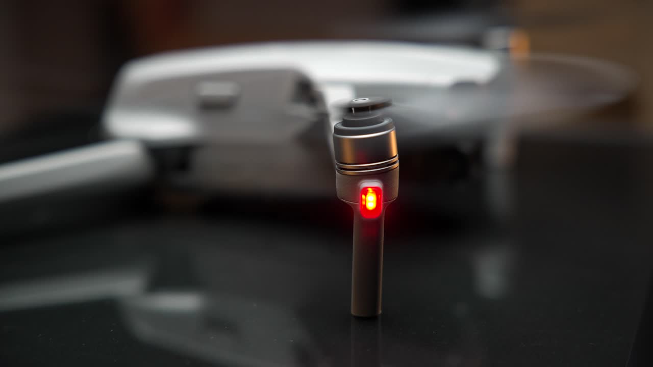 카메라 움직임으로 4k로 촬영된 드론의 전원을 켜는 시네마틱 비디오는 위에서 부드러운 빛과 배경의 주황색 조명으로 켜집니다.