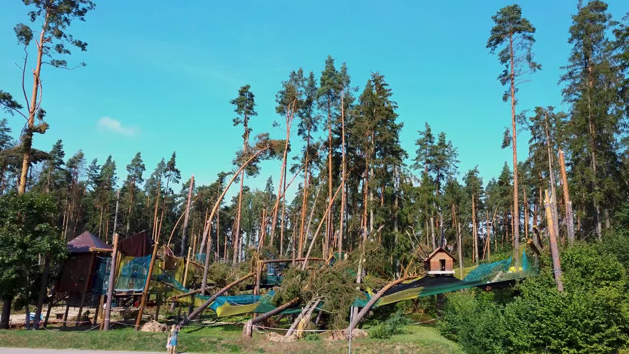 разрушенный парк развлечений после шторма