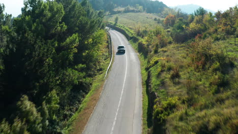 Imágenes-Aéreas-De-Un-Automóvil-Siguiendo-A-Un-Dron-A-Través-De-La-Ladera-De-La-Montaña-Croata