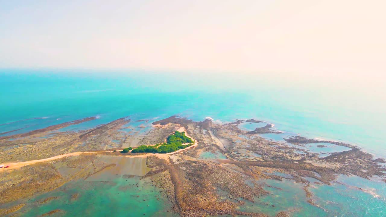 바다 한가운데 있는 장엄한 열대 섬, 공중 무인 항공기 전망, 산호초로 둘러싸인 녹색 숲