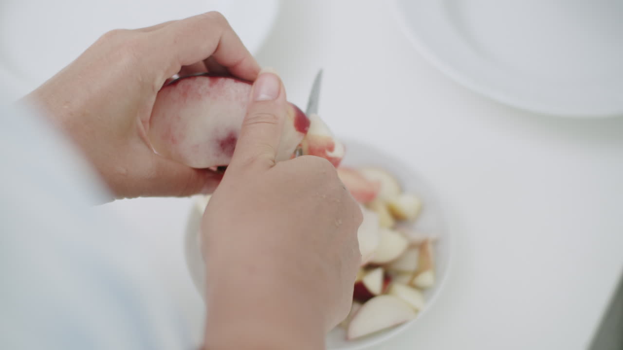 Donna che serve frutta fresca per colazione.